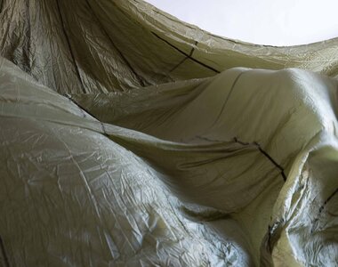 Sabrina Iezzi &mdash; installazione con paracadute